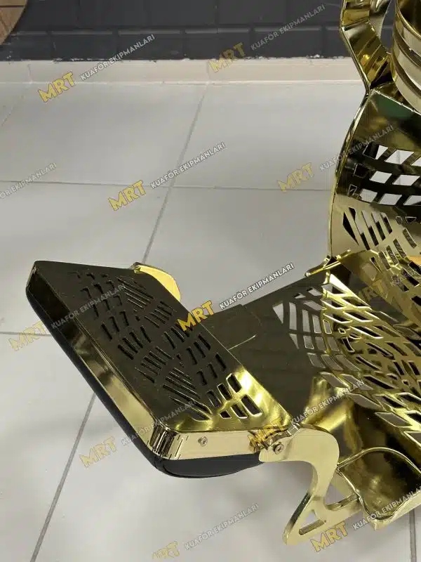 Berber Koltuğu MRT-151 GOLD 9 MRT-151 Berber Koltuğu - Lazer Kesim Metal Detaylar: Koltuğun estetik lazer kesim metal detayları ve gold kaplama yüzeyleri.