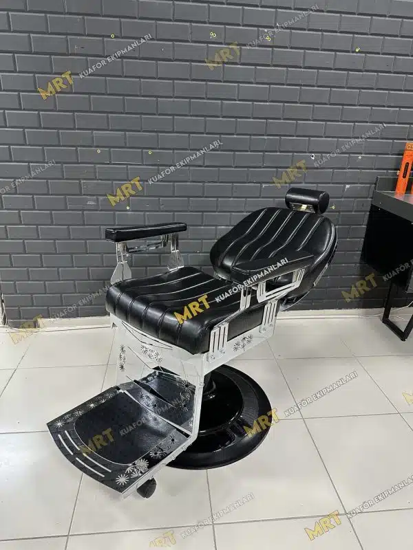 Berber Koltuğu MRT-124 Krom 5 Berber Koltuğu - 124: Poliüretan dökme sünger, lazer kesim metal detaylar ve tamamen geriye yatabilen sırt kısmı ile konforlu ve şık bir berber koltuğu. Özel nakış işleme ve 1 yıl mekanik garanti ile kalitenin adresi.