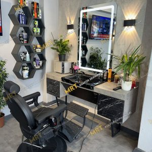 Şık ve işlevsel bir berber tezgahı, modern LED aydınlatmalı aynası ve sağlam MDF Lam gövdesiyle salon dekorasyonunuzu tamamlar, tekli vip berber tezgahı, kare ayna kumlamalı ve dokunmatik berber aynası,