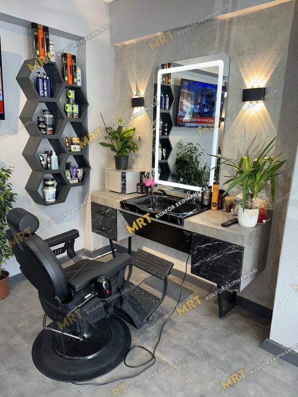 Şık ve işlevsel bir berber tezgahı, modern LED aydınlatmalı aynası ve sağlam MDF Lam gövdesiyle salon dekorasyonunuzu tamamlar, tekli vip berber tezgahı, kare ayna kumlamalı ve dokunmatik berber aynası,
