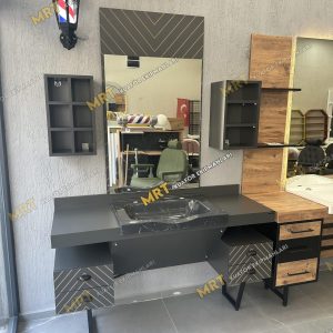 kompakt ve fonksiyonel tasarımıyla modern erkek kuaförlerine özel üretildi. Antrasit gri gövdesi, CNC işlemeli çekmece kapakları, LED aydınlatmalı aynası ve raf-havluluk detayıyla şıklığı ve işlevselliği bir arada sunar.