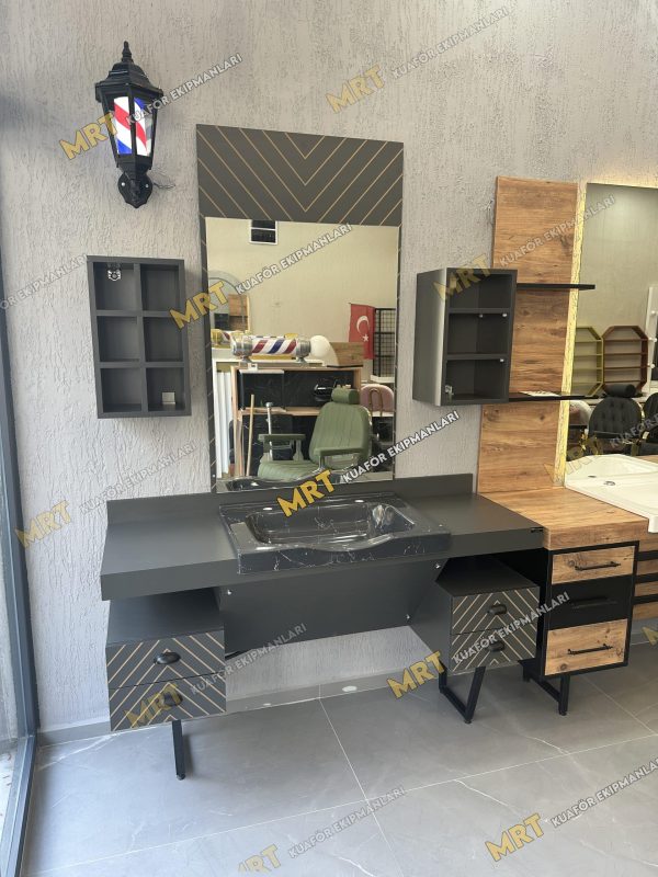 kompakt ve fonksiyonel tasarımıyla modern erkek kuaförlerine özel üretildi. Antrasit gri gövdesi, CNC işlemeli çekmece kapakları, LED aydınlatmalı aynası ve raf-havluluk detayıyla şıklığı ve işlevselliği bir arada sunar.