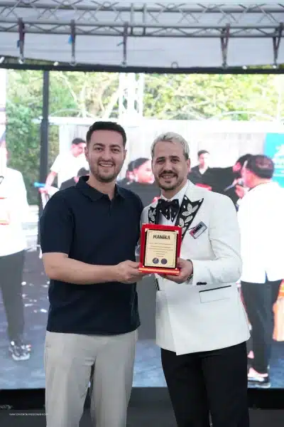 Manisa Hair Fest 2026'da MRT Kuaför Ekipmanları İmzası 8 MRT Kuaför Ekipmanları kurucusu Murat, Manisa Hair Fest organizatörü Ahmet Aktürk'ten resmi ekipman sponsorluğu plaketini sahnede alırken.