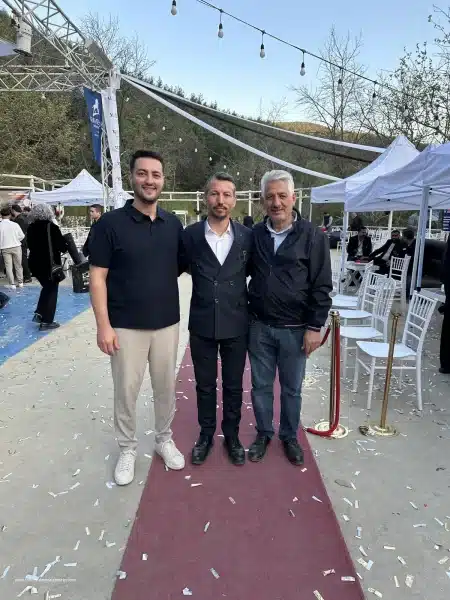 Manisa Hair Fest 2026'da MRT Kuaför Ekipmanları İmzası 9 Manisa berberler odası başkanı adem şahin, murat çayır ve besim çayır hair fest yarışması hatıra fotoğraafı