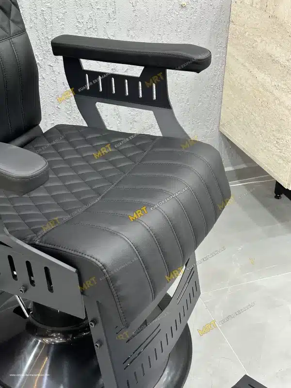 Berber Koltuğu MRT-126 - KROM 6 MRT-126 retro berber koltuğu spor baklava kapitone dikiş ve ergonomik bel dayama detayı.