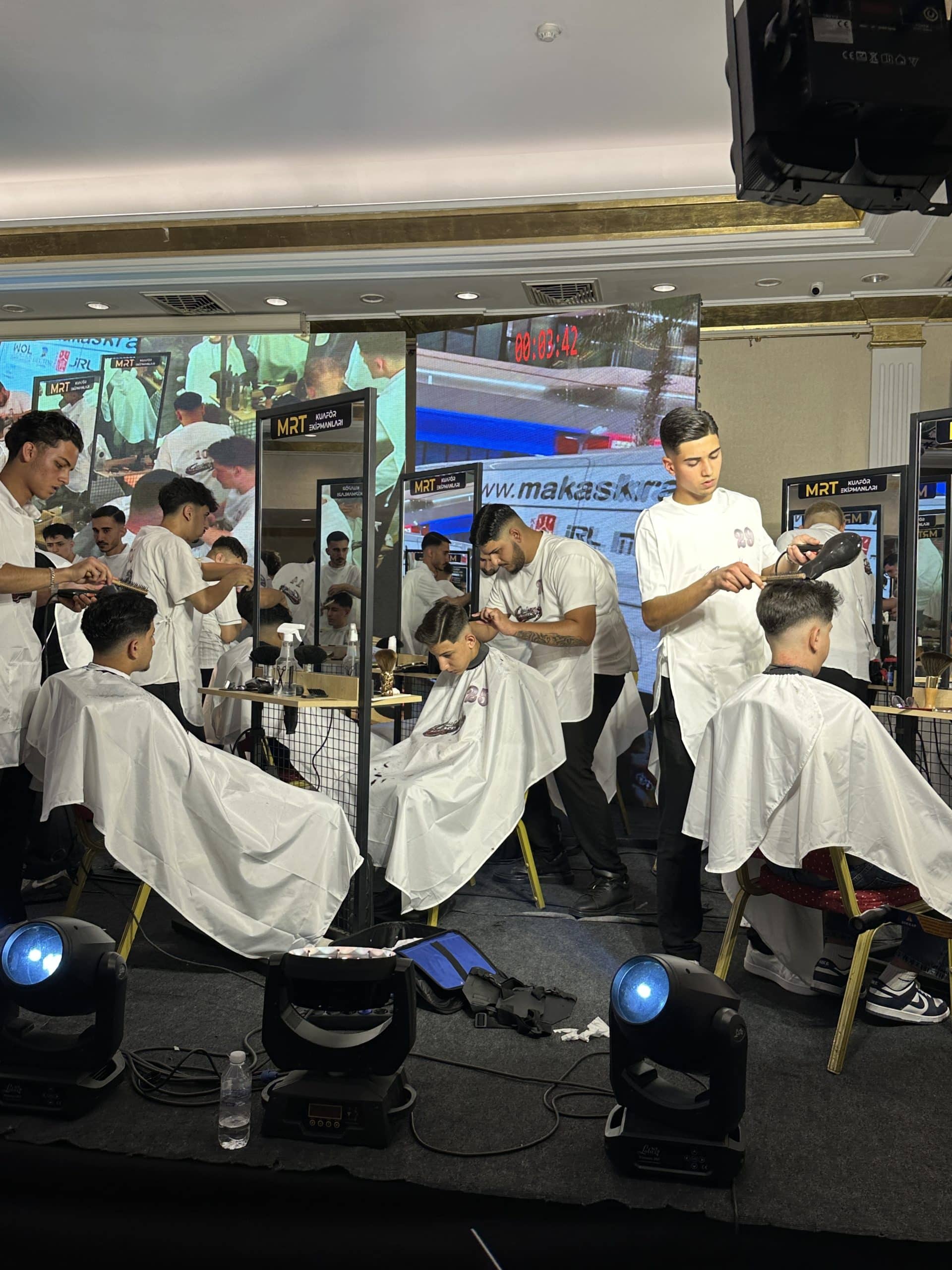 İzmir Hair Fest 2026 sahnesinde MRT Kuaför Ekipmanları çift taraflı berber tezgahı modelleri