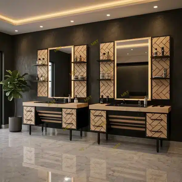 Ahşap desenli LED aynalı berber tezgahı, balıksırtı desenli çekmeceleri ve siyah lavabosuyla şık bir salon dekorasyonu.