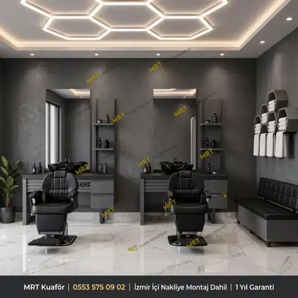 Antrasit modern ikili berber seti, şık siyah hidrolik koltuklar, aynalı tezgahlar ve petek formlu havluluk ünitesini içeren bir salon görünümü.