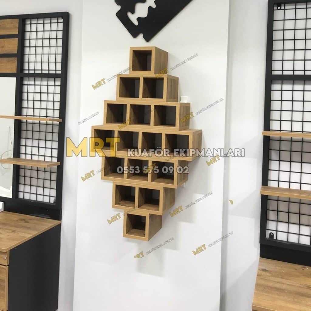 Balıkesir berber salonunda modern tasarımlı, geometrik ahşap raf ünitesi