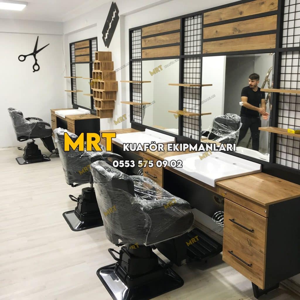 Balıkesir berber salonunda konumlandırılmış MRT-107 model berber koltukları