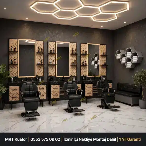 Anasayfa 32 Balıksırtı ahşap siyah üçlü berber seti, üç çalışma tezgahı, üç berber koltuğu ve bekleme koltuklarını gösteren salon iç görünümü.