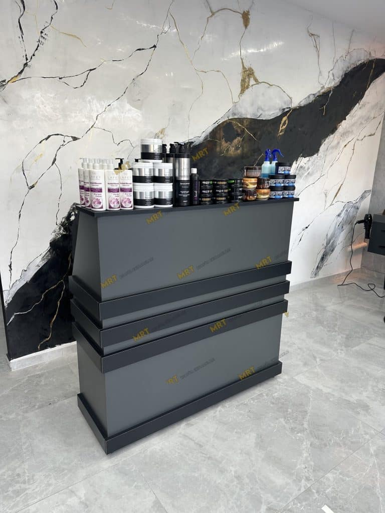 Bornova berber salonunda ürün sergileme alanı olan 90 cm antrasit gri kasa bankosu