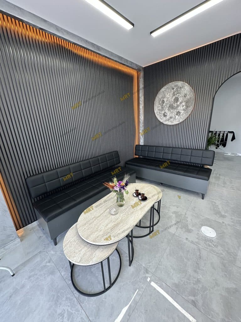Bornova berber salonu kurulumu kapsamında siyah çıtalı panel ve sandıklı bekleme koltukları