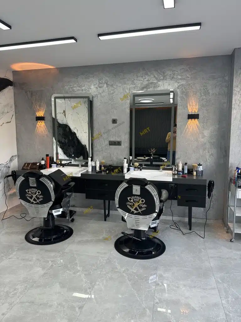 Bornova'da Sıfırdan Kurulan Berber Salonu: Levent Bey'in Salon Kurulumu 2 İki kişilik antrasit berber tezgahı ve krom kaplama berber koltukları genel görünüm