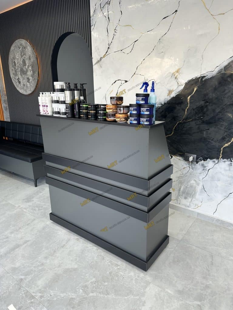 Bornova salonunda kullanılan kademeli tasarıma sahip antrasit kasa bankosu yan açısı