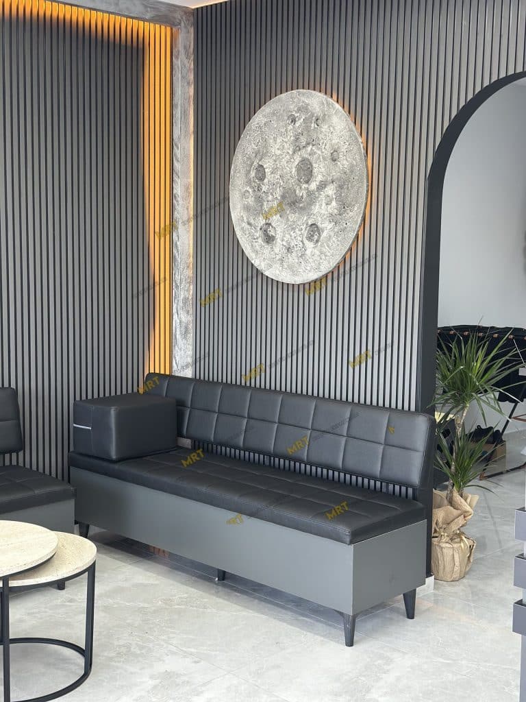 Kapitone dikiş detaylı siyah deri döşemeli 180 cm sandıklı salon bekleme koltuğu