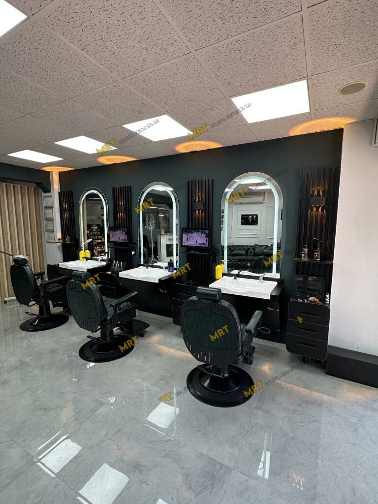Buca'da Premium Salon Kurulumu: Cem Başlar Bey'in Mekanı 3 Farklı açıdan Buca berber salonu tezgah ve koltuk yerleşimi.