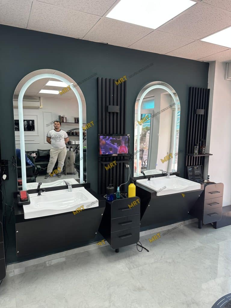 Buca'da Premium Salon Kurulumu: Cem Başlar Bey'in Mekanı 1 Buca berber salonu kurulumunda tercih edilen siyah MDF berber tezgahları ve aydınlatmalı aynalar.