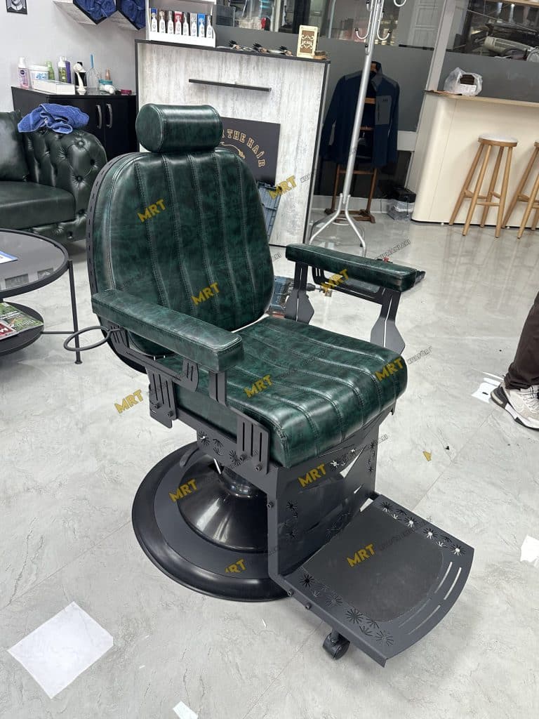 Buca'da Premium Salon Kurulumu: Cem Başlar Bey'in Mekanı 2 Özel yeşil derili lazer kesim berber koltuğu detay görünümü.