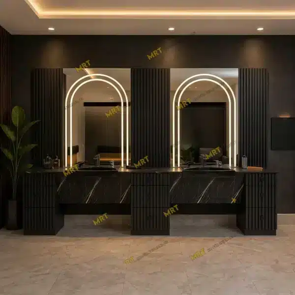 Anasayfa 37 Kemer LED aynalı siyah mermer berber tezgahı ve dikey çizgili ahşap gövdesiyle modern kesim alanı.