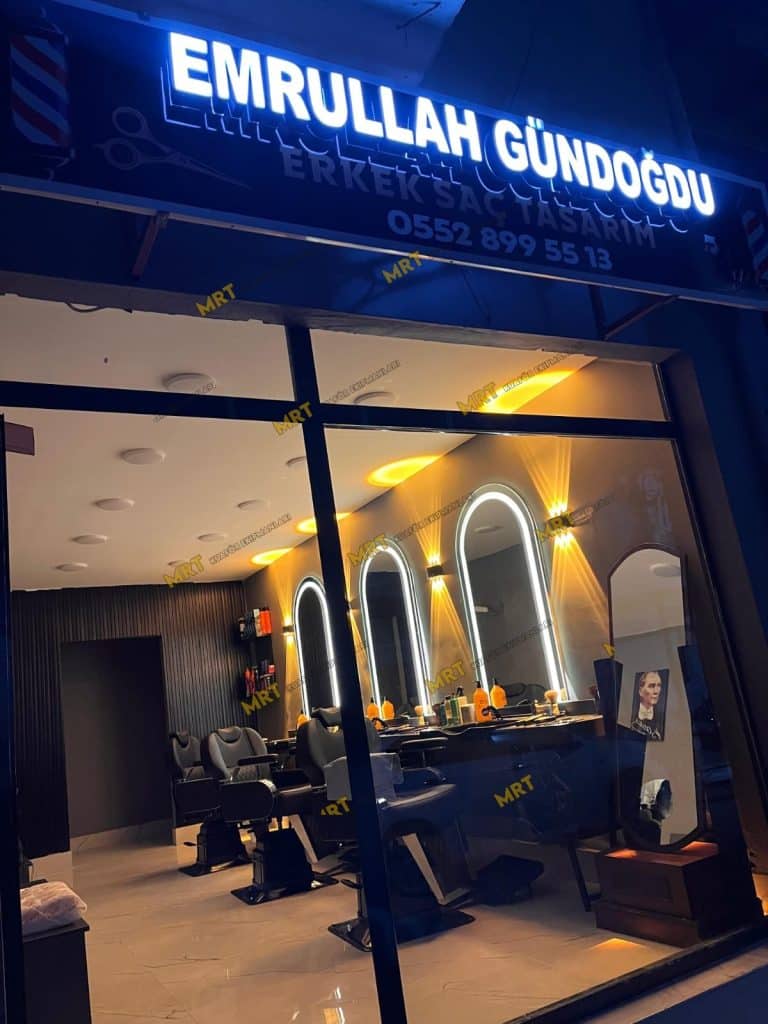 Manisa'daki Emrullah Gündoğdu erkek kuaförü salonunun dışarıdan aydınlatmalı görünümü