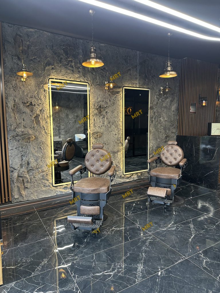 Salonda yer alan boy aynaları ve aydınlatma detayları