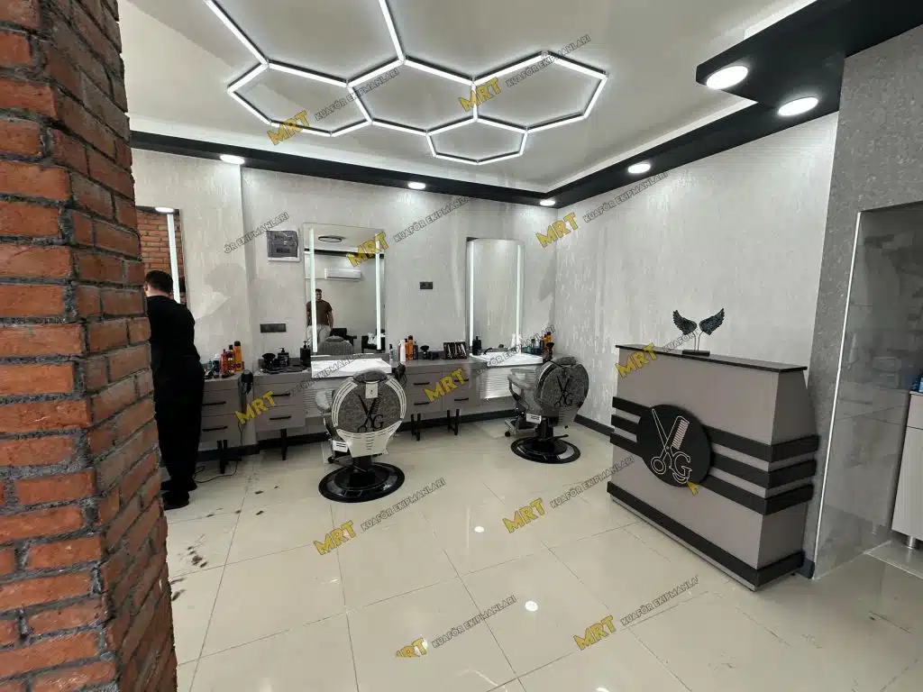 Torbalı berber salonu kurulumu tamamlanan modern ve ferah iç mekanına genel bakış.